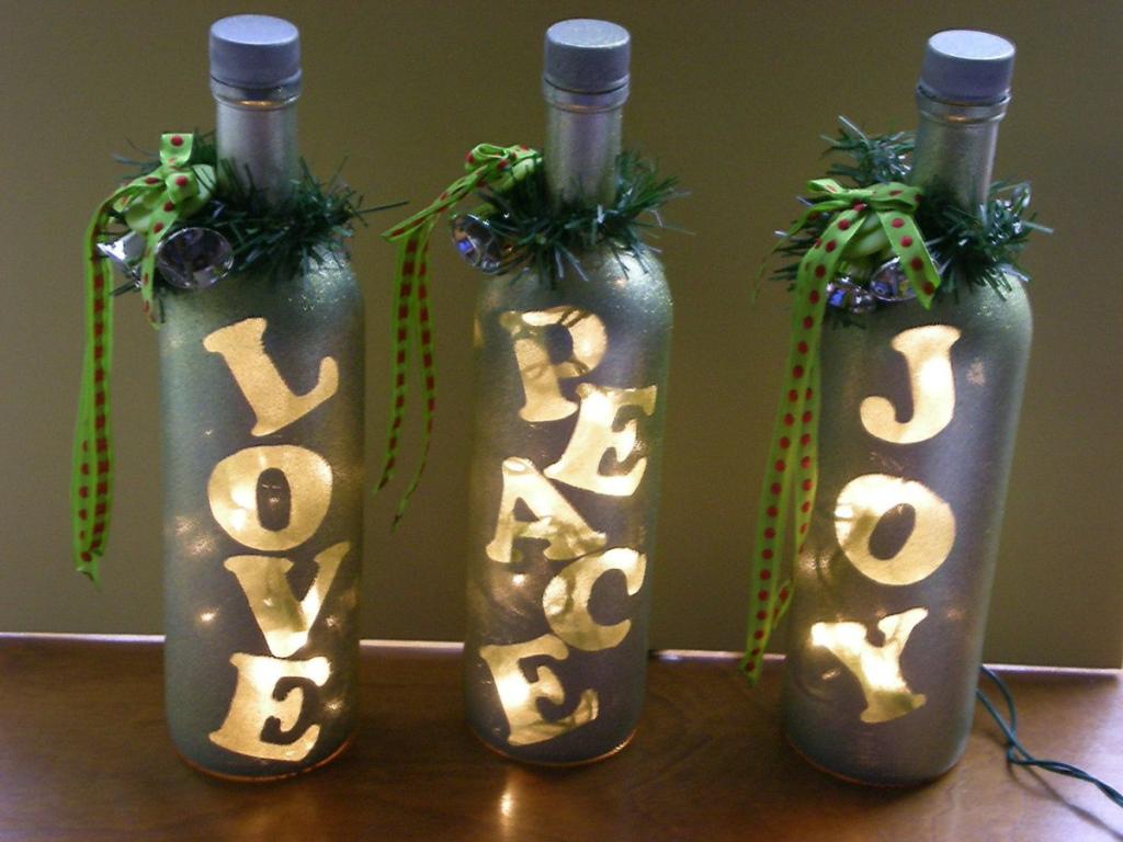 Новогодние украшения дома стеклянные бутылки