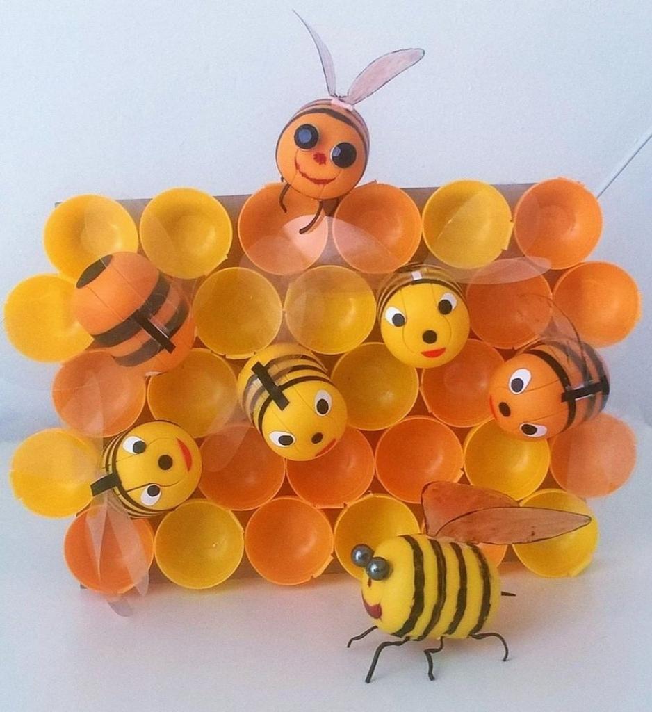 Пчелки из Киндер-сюрпризов и улей