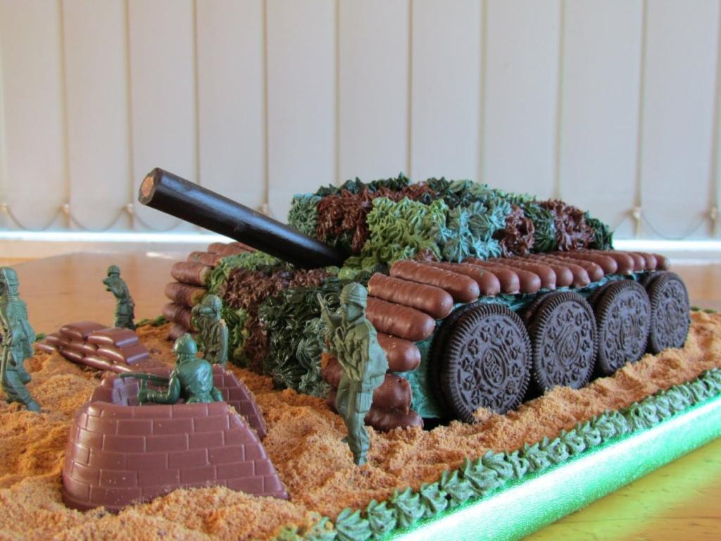 Торт в форме танка